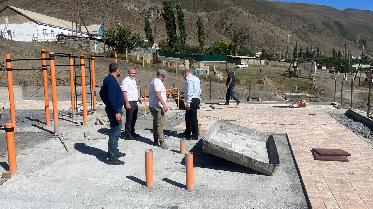 В Амсаре полным ходом идёт обустройство парковой зоны