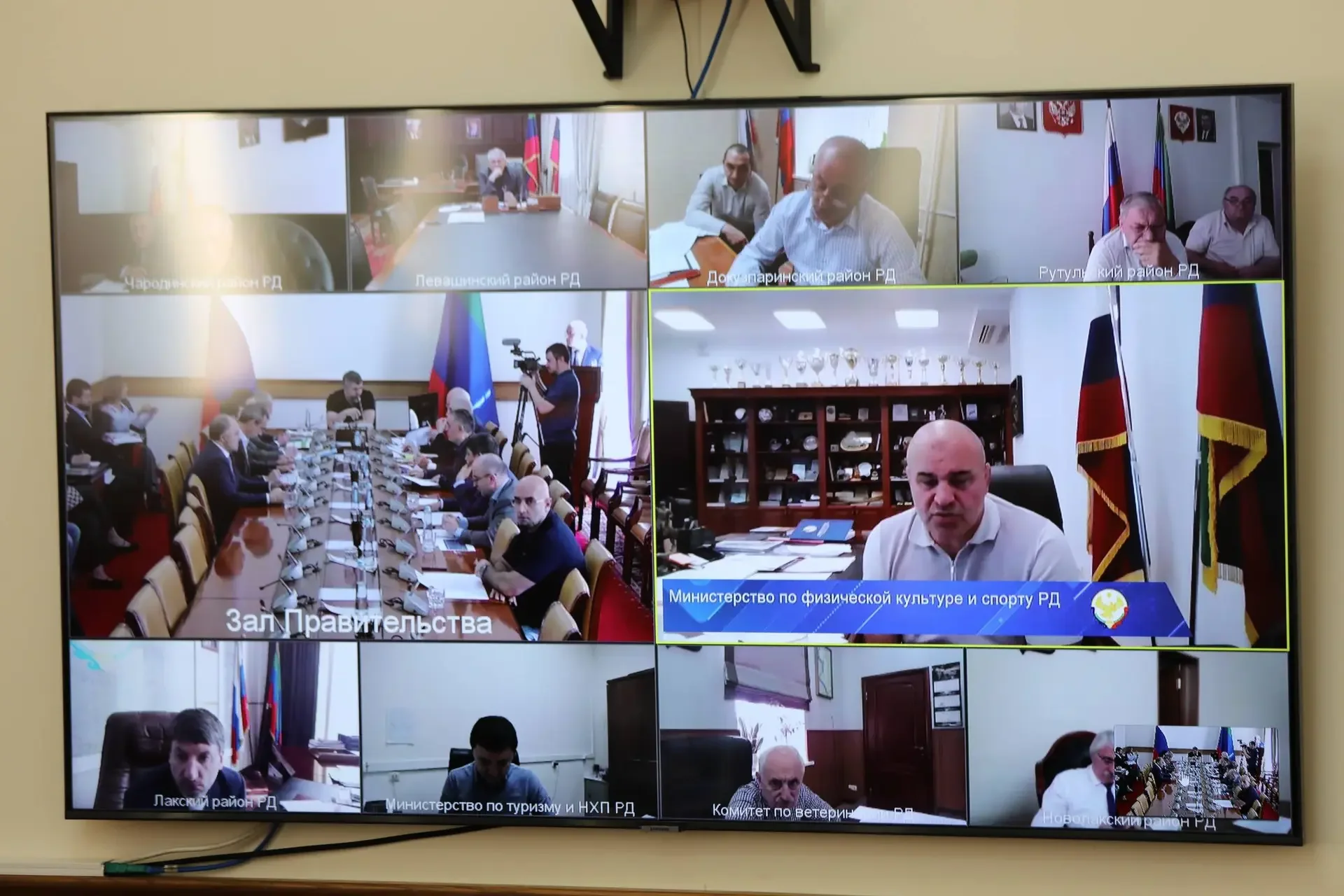 Глава кабмина РД проводит рабочее совещание по текущим финансово-экономическим показателям в регионе