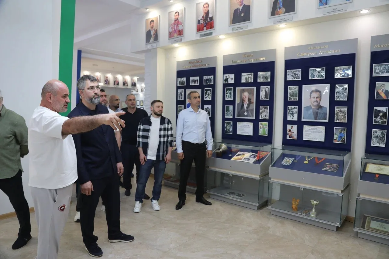Магомед Рамазанов посетил музей спортивной славы РД