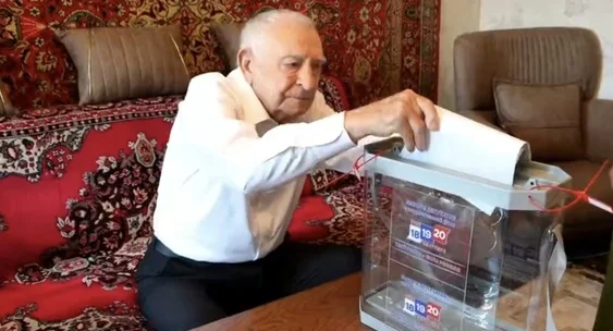 99-летний фронтовик из Махачкалы проголосовал на выборах на дому