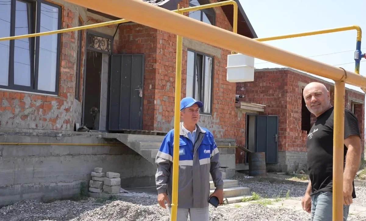 Газовики РД помогли многодетному отцу подготовить дом для сына