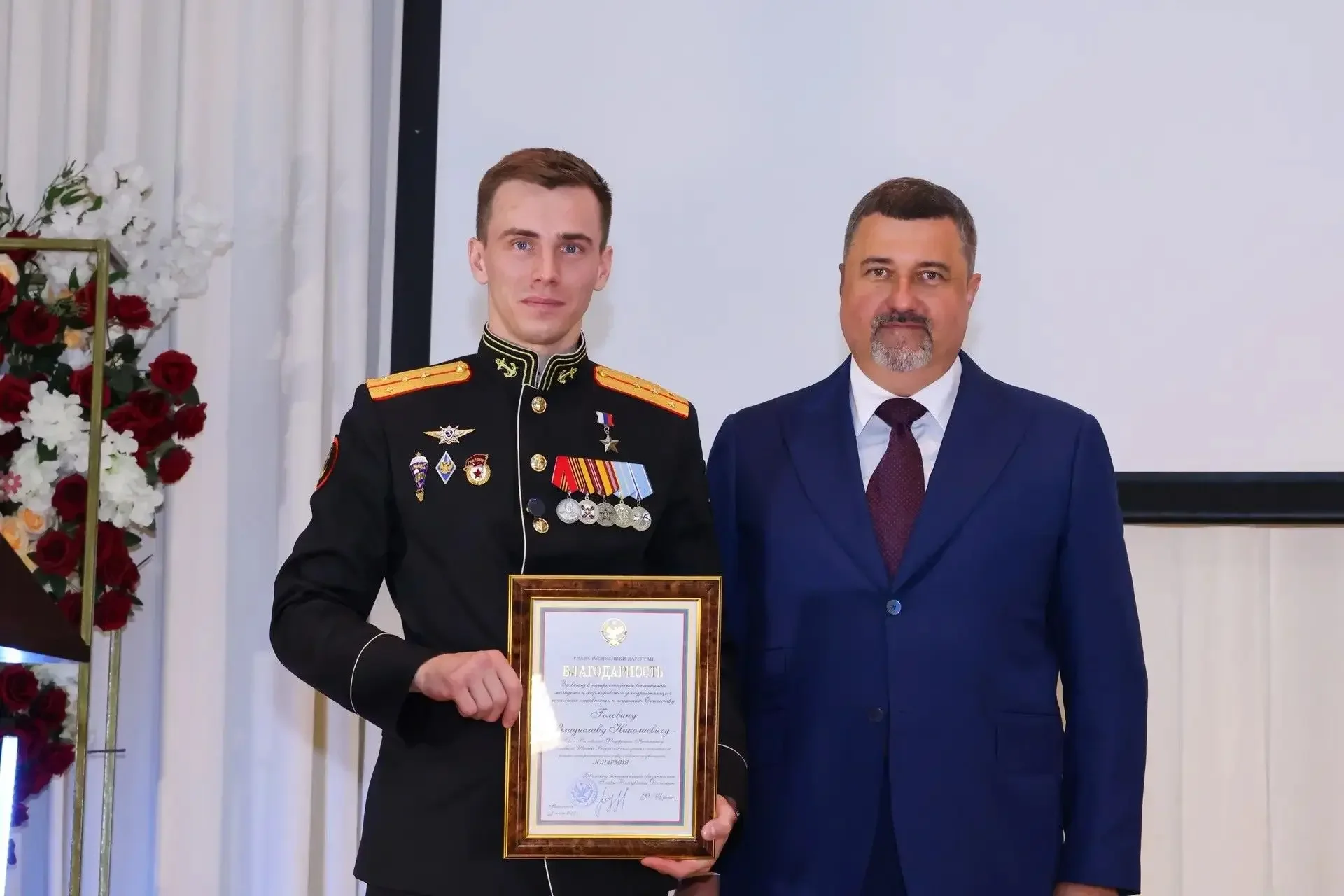 Фёдор Щукин вручил Благодарность Главы Республики РД Владиславу Головину