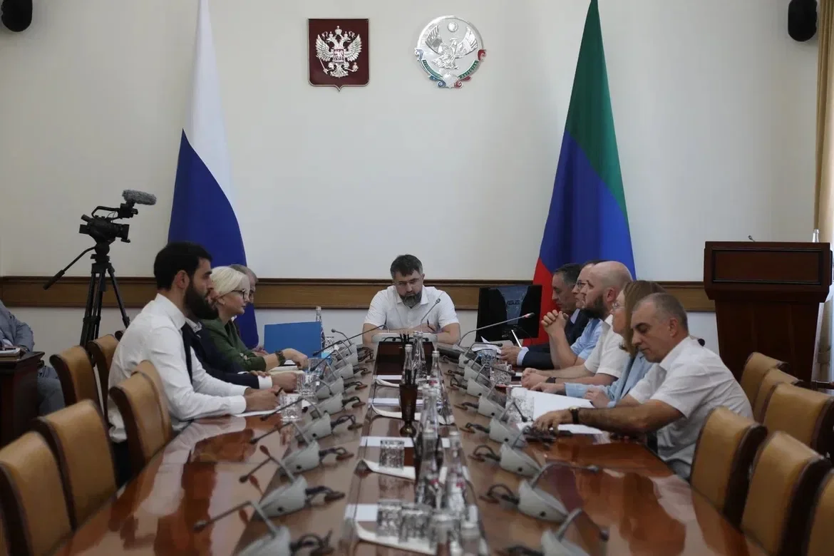 Глава кабмина РД поручил усилить контроль за деятельностью частной медицины, фармацевтики и косметологии