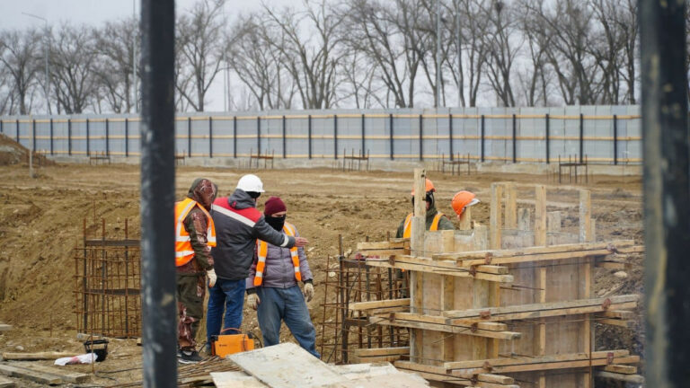 Место слесаря. Понятие рабочее место. Дайте определение рабочее место. Рабочее место слесаря. Рабочее место это определение.
