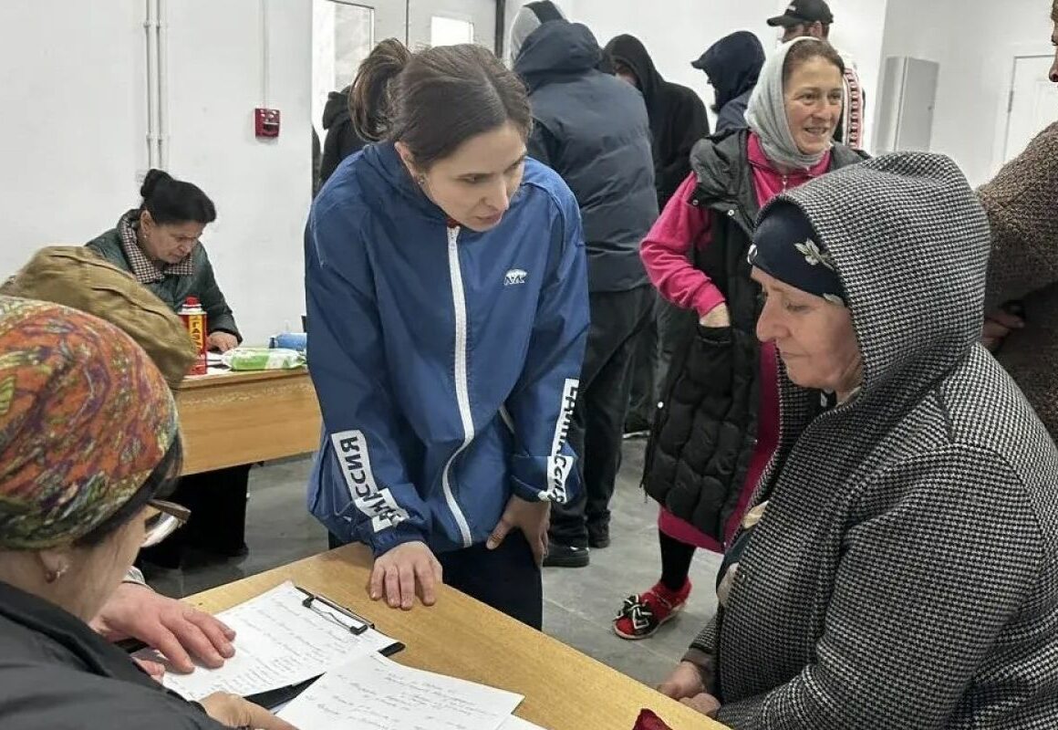 В затопленном посёлке Мамедкала волонтёры «Единой России» помогают жителям с документами на компенсации