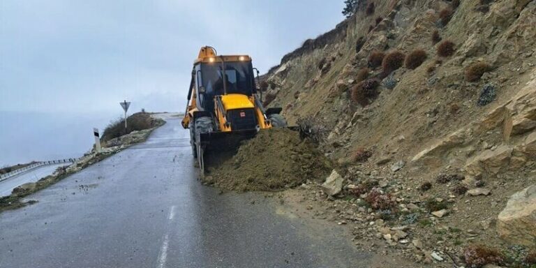 Возобновлено движение на 133 дорожных отрезках в РД