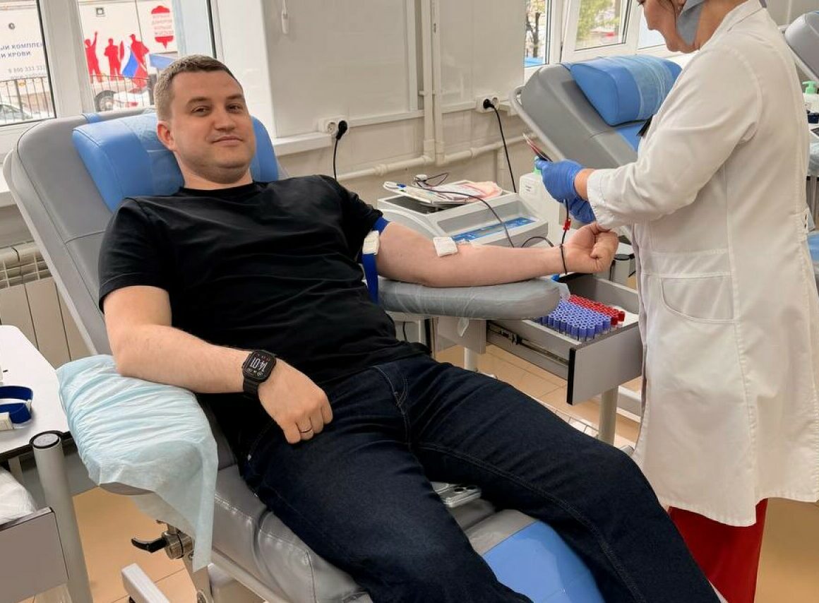 В День донора России депутат ГД Артем Бичаев сдал кровь в Махачкале