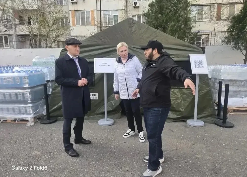 Депутаты НС РД передали спецодежду волонтерам, участвующим в ликвидации ЧС