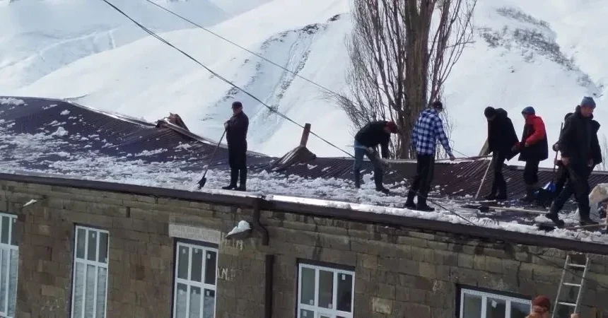 В Кулинском районе РД восстанавливают кровлю школы и поврежденные объекты