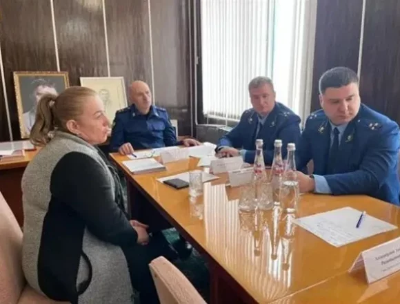 Заместитель Генпрокурора РФ Сергей Бажутов провел прием граждан в п. Мамедкала