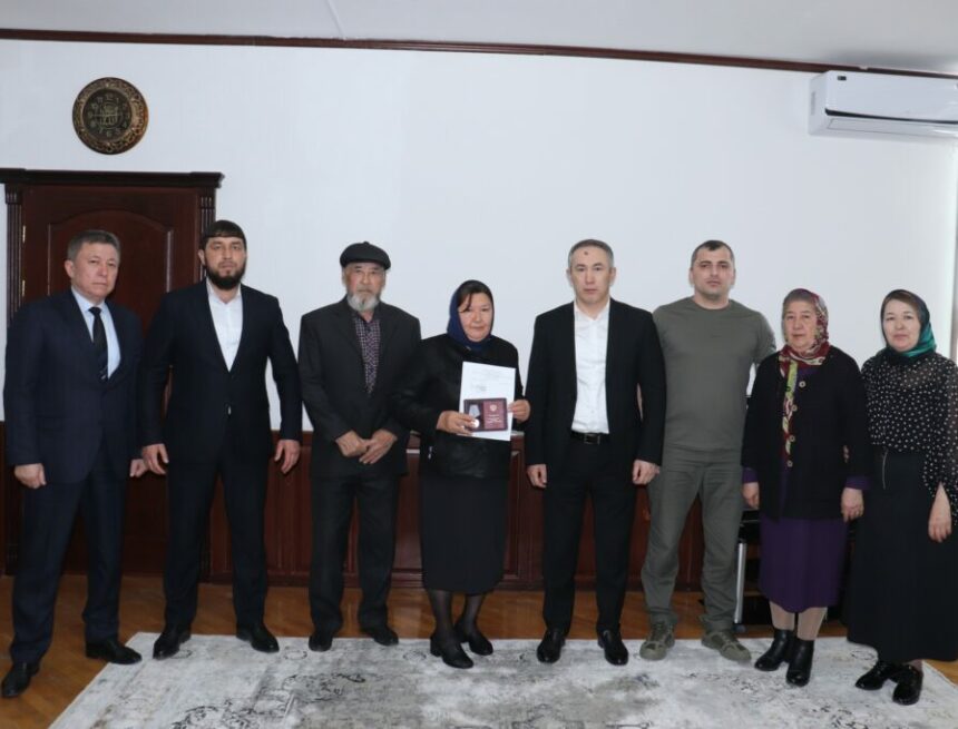 В Ногайском районе вручили орден Мужества матери погибшего на СВО Расула Лукманова
