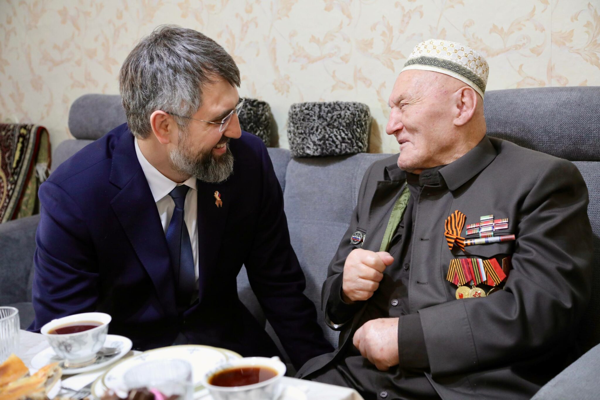 Магомед Рамазанов поздравил ветерана Мусу Багаудинова с Днём Великой Победы