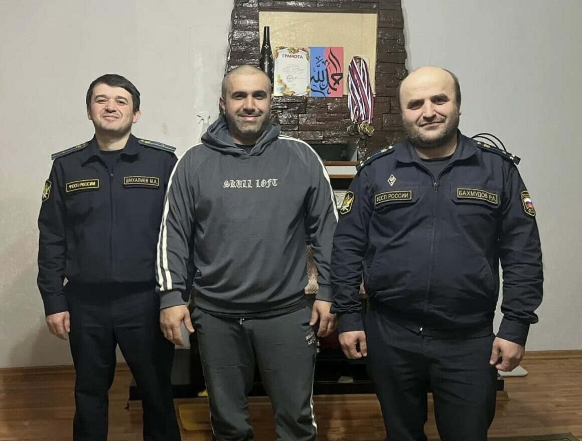 Судебные приставы Дахадаевского района навестили бывшего коллегу — участника СВО