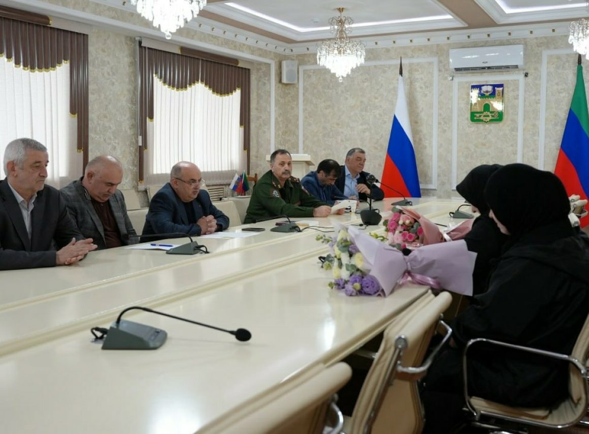 Семье погибшего участника СВО Расула Сайпулаева в Хасавюрте вручили орден Мужества