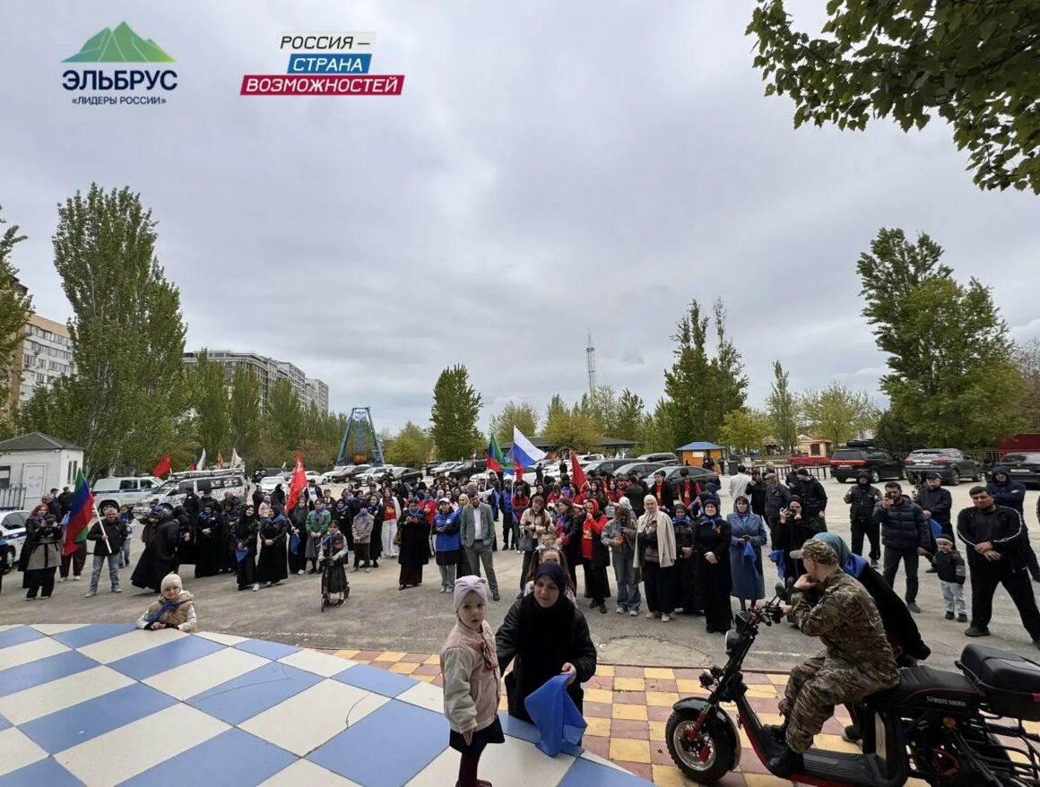 Участники клуба «Эльбрус» провели автопробег и возложили цветы к мемориалу героям ВОВ