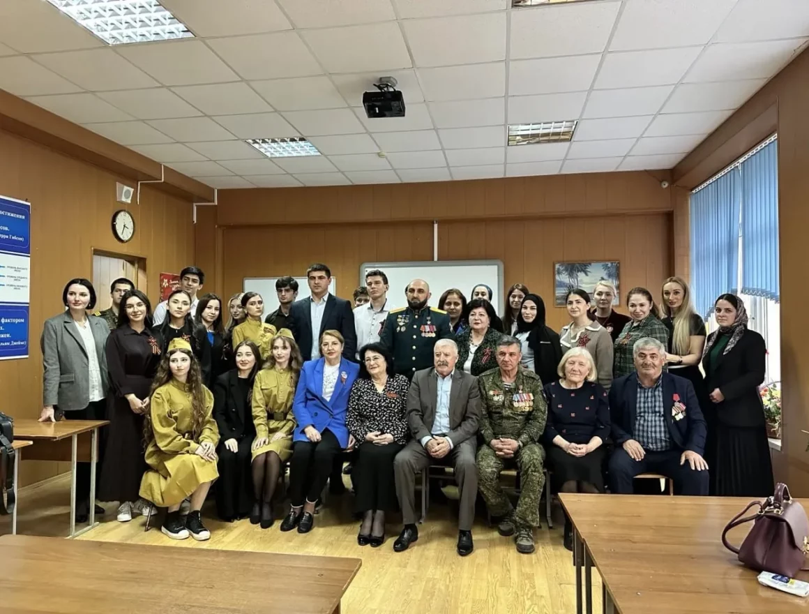 В преддверии Дня Победы участник «Доблести гор» Рамазан Гираев посетил литературно-музыкальный конкурс в ДГТУ