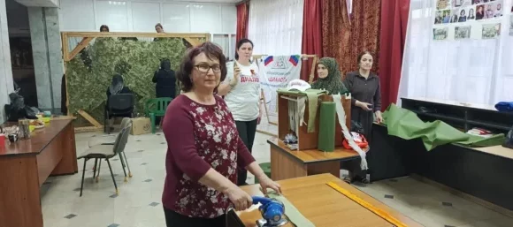 Дагестанские волонтеры плетут маскировочные сети для бойцов СВО при поддержке Народного фронта
