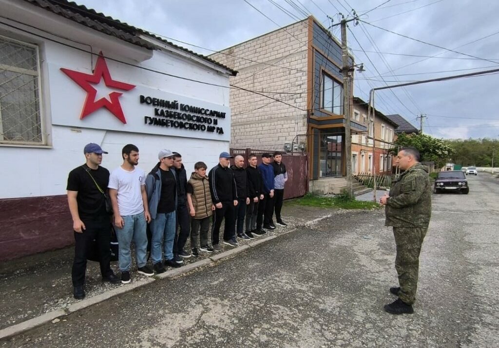 Седьмая команда весеннего призыва отправилась из Казбековского района для прохождения срочной военной службы