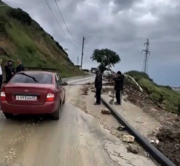На склоне горы Тарки-Тау оползень повредил дорогу