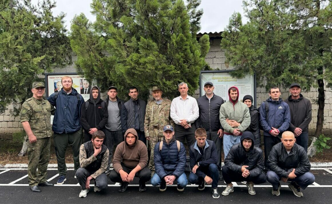 В Кизлярском районе торжественно отправили новобранцев на срочную военную службу