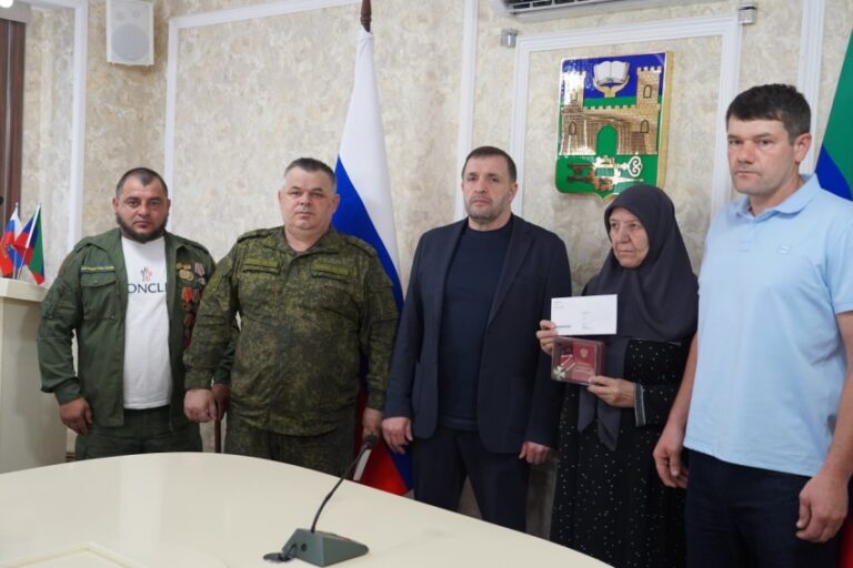 Глава Хасавюрта передал орден Мужества семье погибшего участника СВО Юнуса Газихмаева