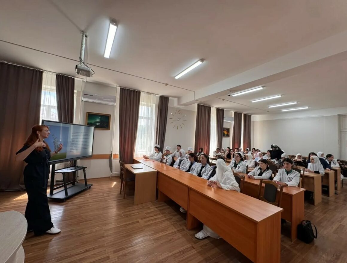 Молодежи рассказали о богатстве и достопримечательностях Родины накануне Дня России