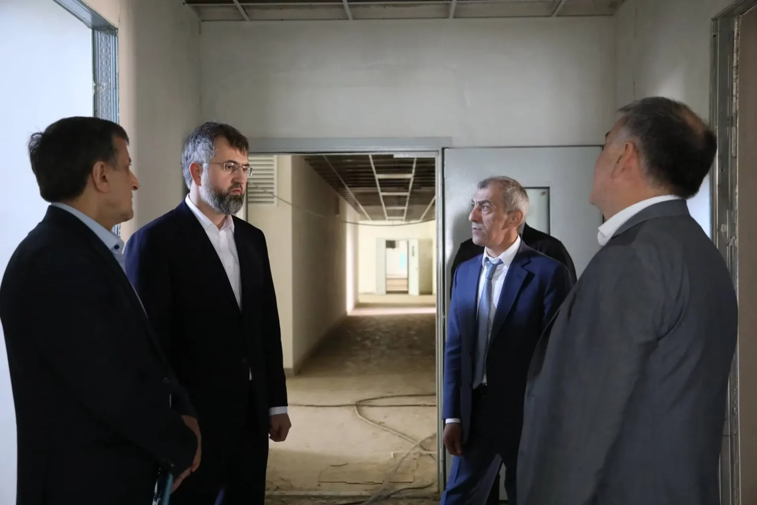 Магомед Рамазанов осмотрел больницу-долгострой на 300 коек в Избербаше