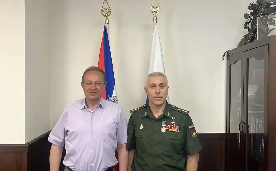 Муслим Телякавов передал Герою России Рустаму Мурадову Орден за заслуги перед Дагестаном