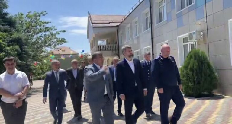 Глава кабмина РД посетил детский дом №7 в Избербаше в День защиты детей