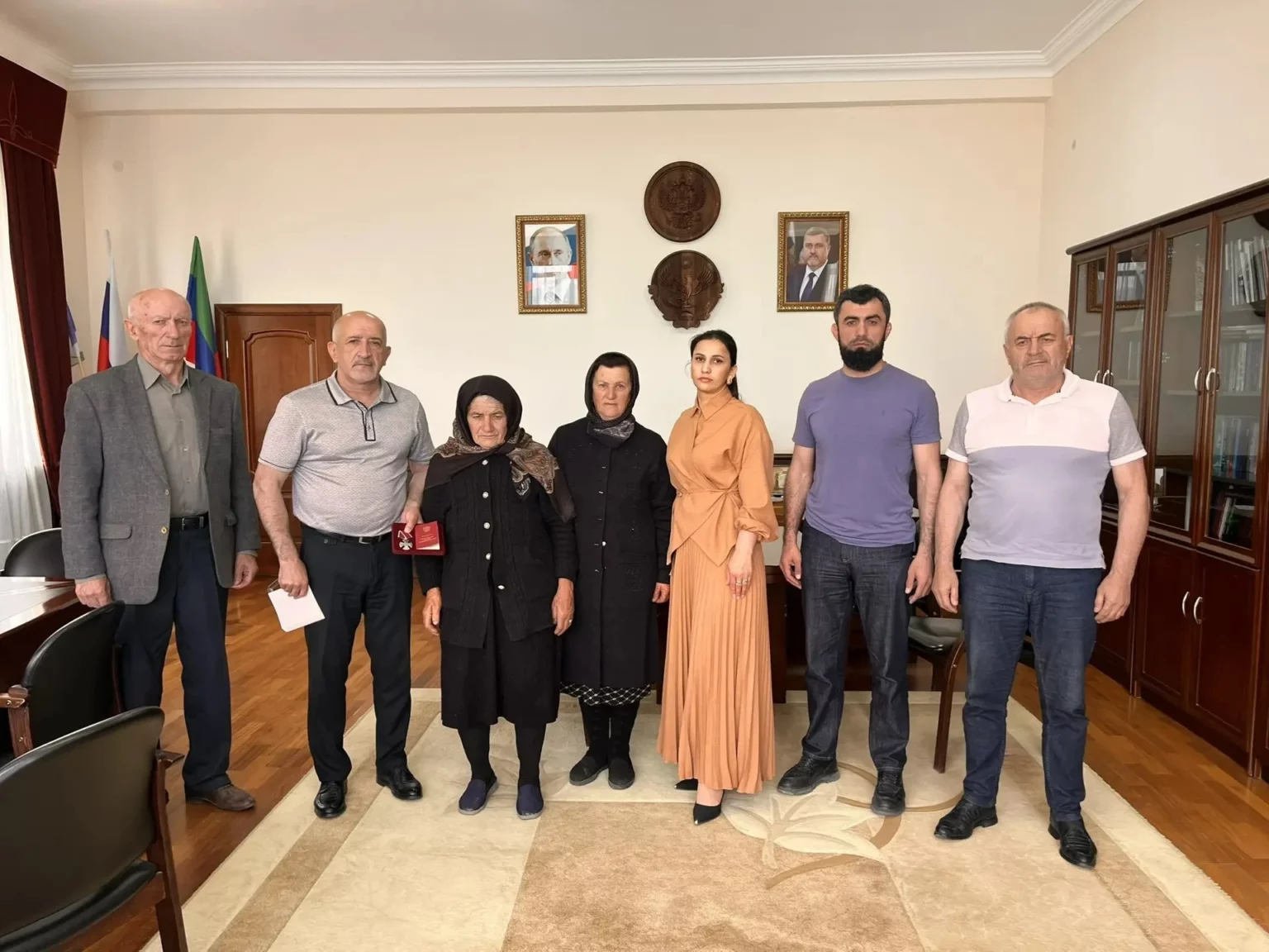 В Дахадаевском районе матери погибшего участника СВО вручили орден Мужества