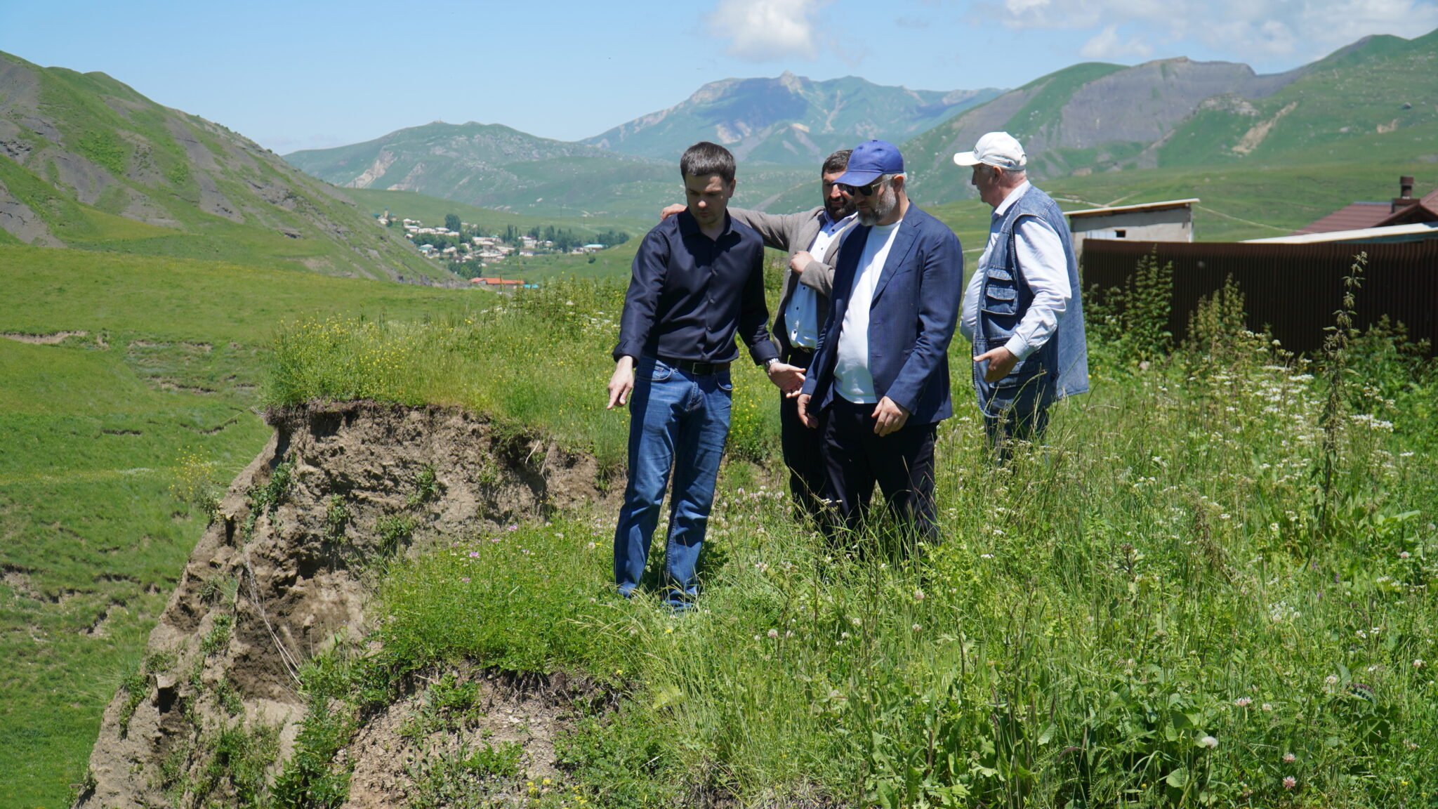 Валентин Клок провел встречи с жителями Буйнакска и Кулинского района по вопросам восстановления после ЧС