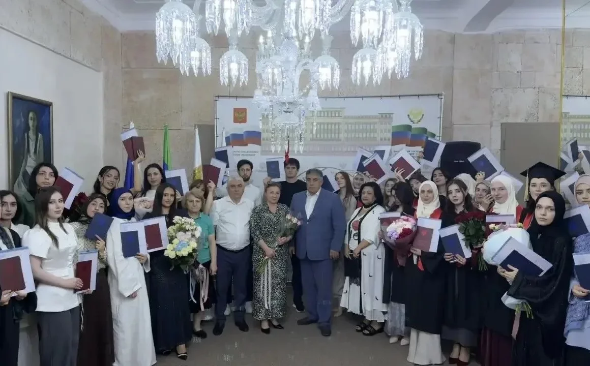 В ДГПУ состоялось торжественное вручение дипломов выпускникам факультета иностранных языков