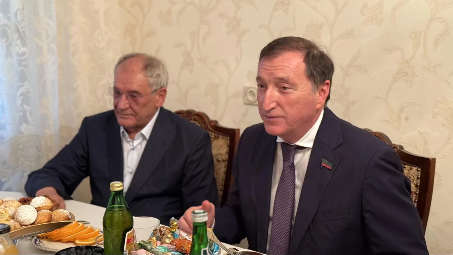 Спикер парламента РД поздравил семью Асхабовых с Днем семьи, любви и верности